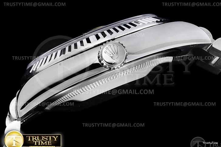 0810 RDD0220E – DayDate 36mm Functional 700